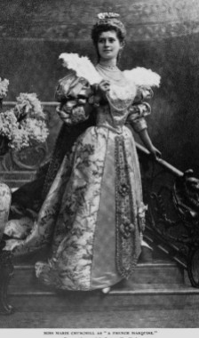 Mademoiselle Marie Chruchill déguisée en Marquise française